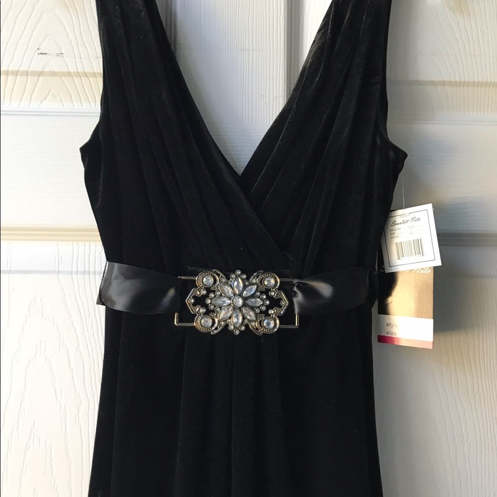 V-neck Stretch Perfect Velvet Holiday Dress Rhinestone, Satin Belt Size 8